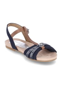 Sandal in tessuto blu navy con una fascia in ecopelle marrone, dotata di fibbia e dettagli decorativi in nastro sulla parte anteriore. Sole piatto.