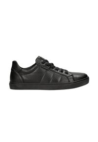 Sneaker in pelle nera con pannelli laterali testurizzati, lacci piatti, punta rotonda e suola in gomma per una buona aderenza. Design minimalista con accenti sottili.