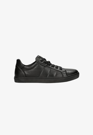 Schwarze Ledersneaker mit strukturierten Seitenpaneelen, flachen Schnürsenkeln, runder Zehenpartie und gummierter Sohle für guten Halt. Minimalistisches Design mit dezenten Akzenten.