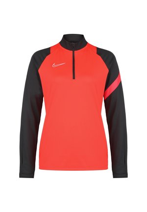 Rotes und schwarzes langärmliges Sportoberteil mit Viertelreißverschluss, Nike-Logo auf der Brust und einem roten Streifen am rechten schwarzen Ärmel.