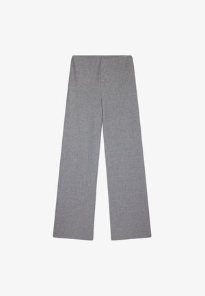 Pantaloni larghi a coste grigi in maglia, con vita elastica, sistemati su uno sfondo bianco.