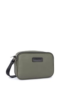 Borsa a tracolla rettangolare compatta verde oliva con patch del logo nero sul davanti e tracolla nera regolabile, scomparti con zip sulla parte superiore.