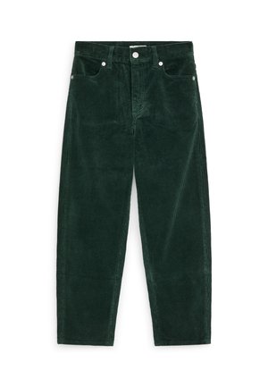 Pantalones de pana verde oscuro con cinco bolsillos, trabillas para cinturón y cierre de botón, mostrados extendidos sobre un fondo blanco.