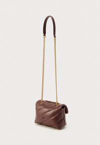 Καφέ δερμάτινο τσαντάκι ώμου με καπιτονέ σχέδιο, λουρί αλυσίδας με δερμάτινες λεπτομέρειες και δομημένο σχήμα.