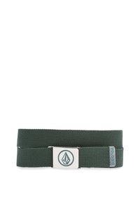 Ceinture tissée verte avec une boucle métallique argentée dotée d'un logo. Comprend une étiquette cousue avec le texte "Volcom" en bleu clair.