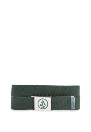 Groene geweven riem met een metallic zilveren sluiting met een logo. Bevat een gestikt label met de tekst "Volcom" in lichtblauw.