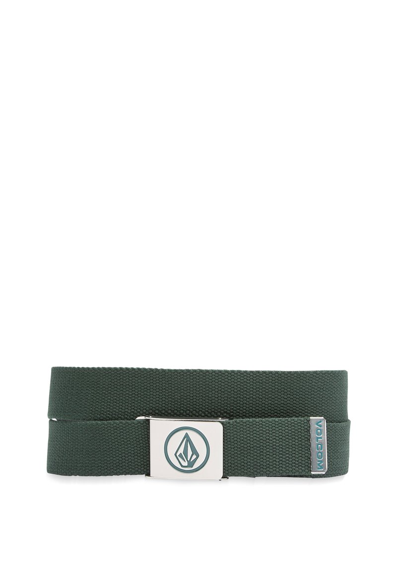 Ceinture tissée verte avec une boucle métallique argentée dotée d'un logo. Comprend une étiquette cousue avec le texte "Volcom" en bleu clair.