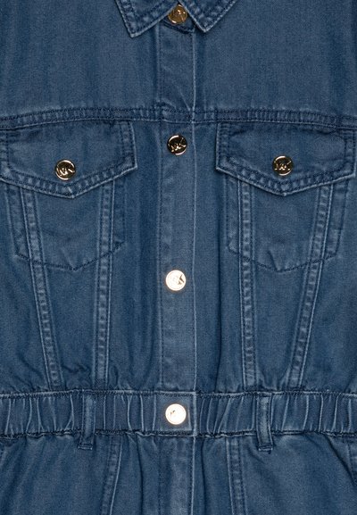 Vestido de denim en azul oscuro, con un frente abotonado, cierres a presión, dos bolsillos en el pecho y una cintura elástica para un mejor ajuste.