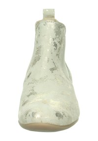 Hellgraue Knöchelstiefel mit metallisch silbernen Sprenkeln, glatter Oberfläche, runder Zehenpartie und einem kurzen, geraden Absatz. Elastische seitliche Akzente für besseren Halt.