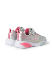 Silberne Sportschuhe mit pinken Akzenten, strukturiertem Obermaterial und Klettverschluss. Sie verfügen über eine klobige weiße Sohle mit farblichen Highlights.