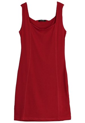 Robe rouge sans manches avec larges bretelles et encolure carrée, avec des détails de coutures verticales sur le devant.