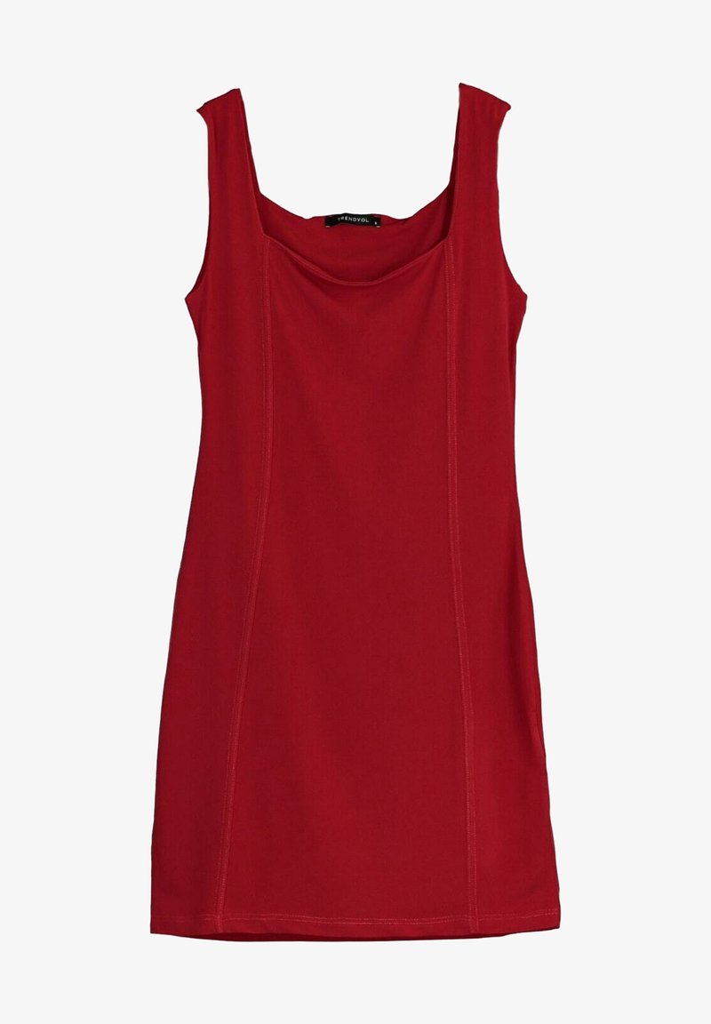 Robe rouge sans manches avec larges bretelles et encolure carrée, avec des détails de coutures verticales sur le devant.