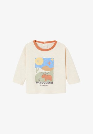 Cremefarbenes Baby-Langarmshirt mit orangefarbenem Kragen und einem bunten Elch-Landschaftsdesign mit Sonne, Hügeln und dem Text "BAROUDEUR au grand coeur".
