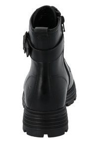 Botín negro de cuero con puntera redondeada, cremallera lateral y detalle de correa ajustable. Presenta una suela de goma texturizada para mayor adherencia.