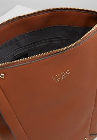 LYDC London Borsa a mano - cognac