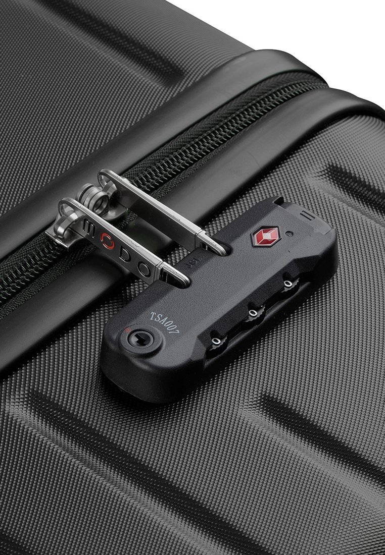 Maleta dura negra con superficie texturizada, que cuenta con un candado aprobado por la TSA y cremalleras plateadas. Diseño duradero y elegante.