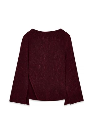Haut bordeaux avec un design plissé, des manches larges et des fentes latérales. Texture lisse avec un col rond et une coupe décontractée.