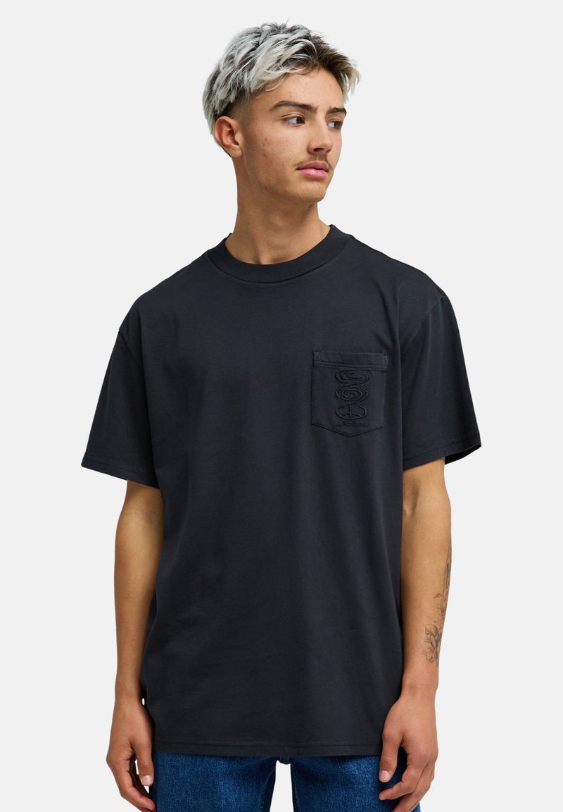 Zwart katoenen T-shirt met een ronde hals, korte mouwen en een borstzak met een gestructureerd grafisch ontwerp. Klassieke pasvorm.