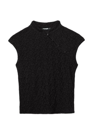 Sort tekstureret ærmeløs top med høj halsudskæring og diagonal knaplukning på venstre forside.