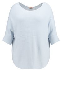 Pull léger bleu clair en maille côtelée à manches courtes, avec un col rond large et une coupe décontractée.