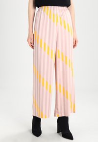 Kalhoty s širokými nohavicemi vyrobené z lehkého materiálu, se svislými růžovými a žlutými diagonálními pruhy, s elastickým pasem.