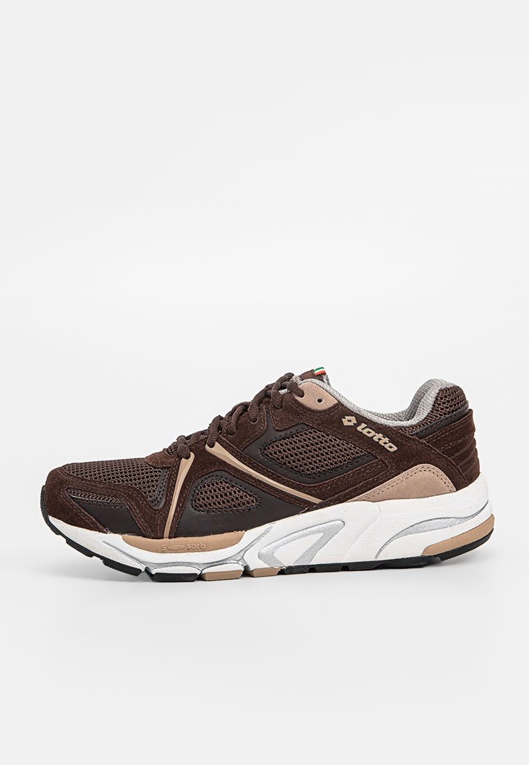 Brauner Sportschuh aus Mesh- und Wildledermaterialien, mit einer weißen Zwischensohle und dezenten sandfarbenen Akzenten. Verfügt über einen gepolsterten Kragen und ein Schnürsystem.