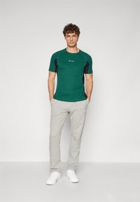 Champion FITTED TRAINING - T-skjorte til trening - dark green