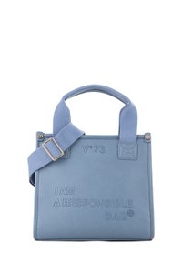 Borsa a mano in pelle blu con texture, dotata di doppi manici, tracolla removibile e iscrizione in rilievo sulla parte anteriore: "I AM A RESPONSIBLE BAG".