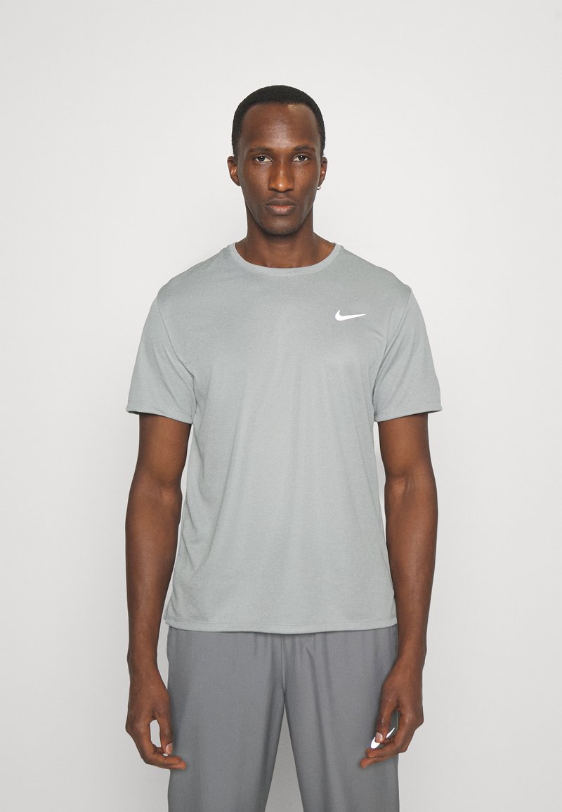 NIKE Dri-FIT UV Miler kurzarm Laufshirt Herren 100 - white/reflective silv  L, 28,99 €