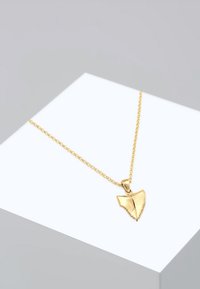 Collana d'oro con un pendente a forma di dente di squalo con bordi seghettati, attaccato a una delicata catena. Design semplice e moderno.