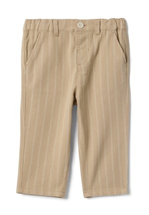 Beige peuterbroek met dunne witte verticale strepen, elastische tailleband, knoopsluiting, steekzakken aan de voorkant en riemlussen.