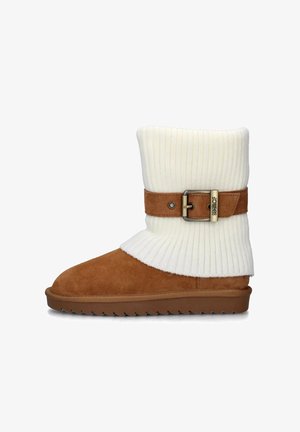 Stivaletto in camoscio marrone con risvolto in maglia bianca a coste e cinturino marrone con fibbia metallica. Suola piatta con battistrada testurizzato.