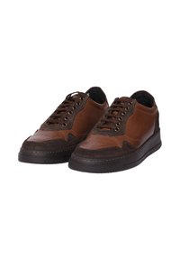 Sneakers in pelle marrone con dettagli perforati, accenti in suede scuro, punta tonda, suola in gomma nera spessa e cuciture bianche a contrasto.