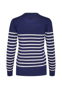 Pull en tricot bleu marine avec des rayures horizontales blanches, featuring un col rond et des manches longues avec des bords-côtes aux poignets et à l'ourlet.