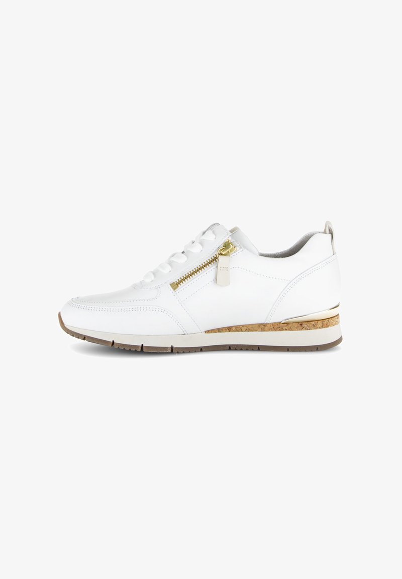 Baskets en cuir blanc avec détail en liège, accents dorés, lacets à l'avant et fermeture éclair latérale. Elles disposent d'une semelle rembourrée pour le confort.