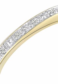 Zelts gredzens ar izliekta joslu, kurā ir rinda caurspīdīgu dārgakmeņu kanāla iestatījumā, ar teksturētu virsmu.