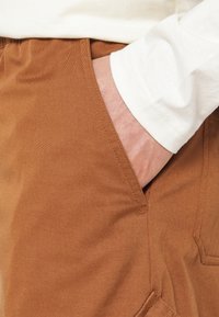 Jordan CHICAGO PANT - Hlačami s stranskimi žepi - british tan