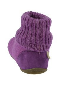 Fioletowy botek za kostkę z dzianinowym ściągaczem i miękkim zamszem. Posiada gumową podeszwę oraz małą metkę z boku.