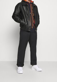 Carlo Colucci Jersey con capucha - black