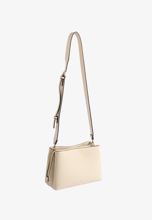 Jasnokremowa skórzana torebka o usztywnionej konstrukcji, z kontrastującymi czarnymi wykończeniami, regulowanym paskiem oraz elementami w złotym odcieniu.