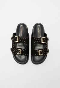 Sandali scivolati neri in suede con due cinghie regolabili dotate di fibbie dorate, dettagli con borchie e una soletta nera liscia.
