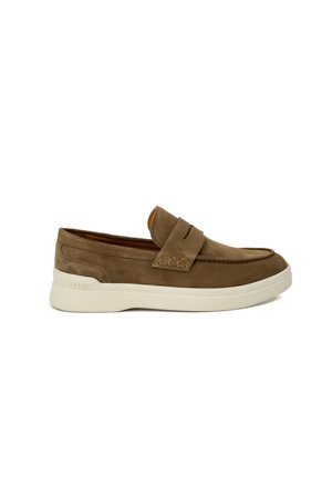 Scarpa slip-on in suede marrone con suola in gomma crema, caratterizzata da un design cucito e due fasce decorative across l'arco del piede.