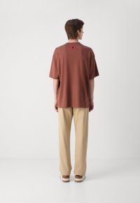 HUGO DIT - Trükipildiga T-särk - medium brown