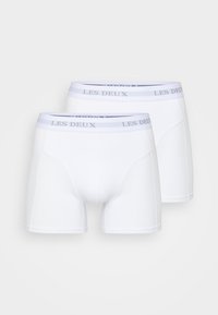 Boxer-briefs blancs avec une coupe ajustée et une texture douce. Présente une ceinture grise avec "LES DEUX" imprimé. Deux pièces montrées ensemble.