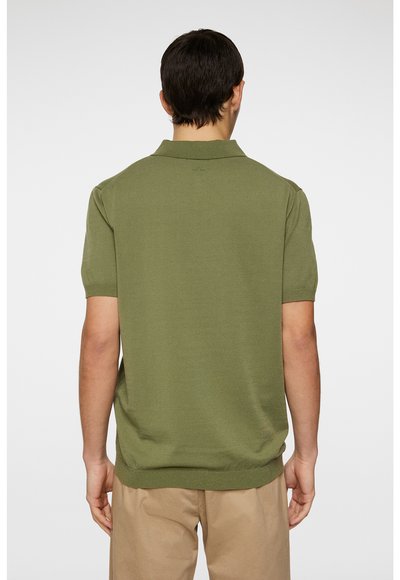 Polo shirt olive vert à manches courtes avec un col et des poignets côtelés, présentant une texture lisse et une coupe ajustée. Vue arrière montrée.