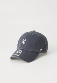 Marineblauwe honkbalpet met een wit geborduurd New York Yankees-logo en een verstelbare band met een label op de rand.