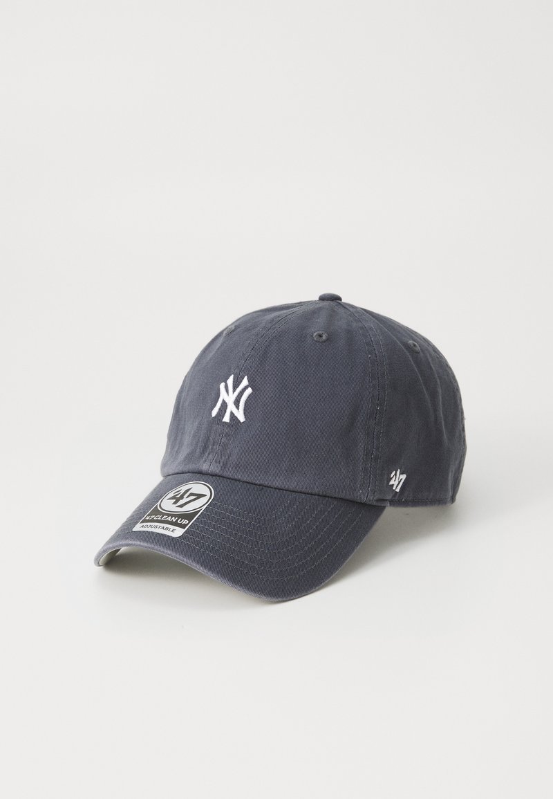 Marineblauwe honkbalpet met een wit geborduurd New York Yankees-logo en een verstelbare band met een label op de rand.