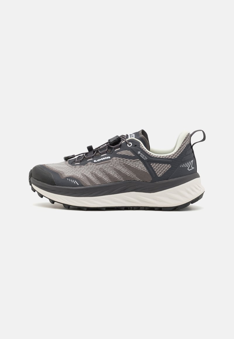 Chaussure de trail en gris foncé et gris clair, dotée d'une tige en maille texturée, d'un système de laçage intégré, d'une semelle rembourrée et d'une semelle extérieure robuste.
