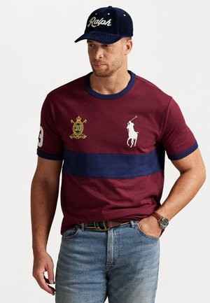 BIG PONY 20TH ANNIVERSARY CREST T-SHIRT - Nyomott mintás póló - classic wine/newport navy