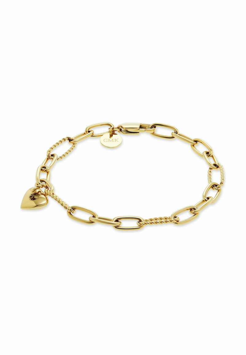 Bracciale in oro con design a catena piatta e attorcigliata, dotato di un charm a forma di cuore e di un piccolo ciondolo inciso con "GMK."